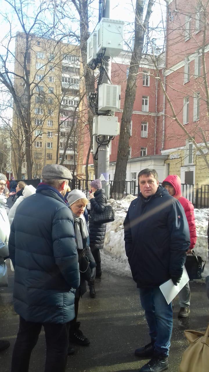 В рамках традиционного субботнего обхода территории Хорошевского района первый заместитель главы управы Позняк Геннадий Леонидович и директор ГБУ «Жилищник Хорошевского района» Мануйлов Виктор Семенович обсудили с жителями интересующие их проблемы