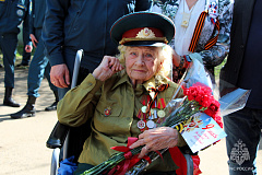 В преддверии празднования 81-летия Победы в Великой Отечественной войне сотрудники МЧС провели для ветерана праздничное мероприятие